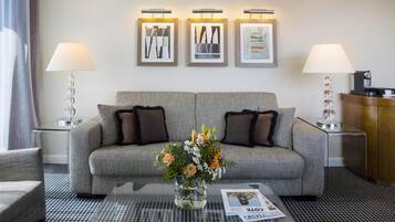 Hypo-allergenic bedding, in-room safe, desk, laptop workspace