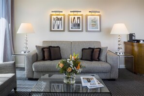 Hypo-allergenic bedding, in-room safe, desk, laptop workspace - Warwick Geneva (Geneva)