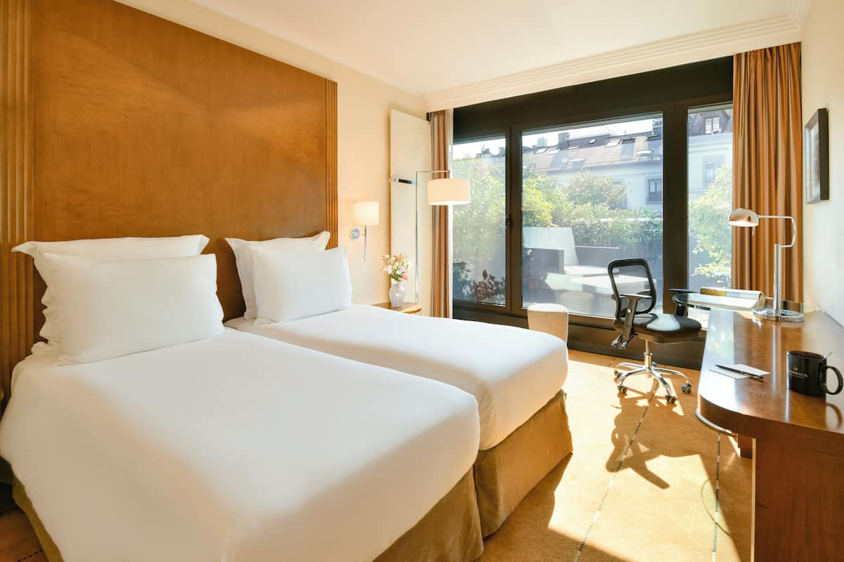 Phòng đôi (Deluxe Terrace Room) | Bộ đồ giường kháng dị ứng, két bảo mật tại phòng, bàn 