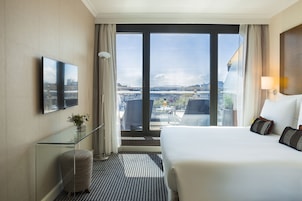 Executive Apartment (Terrace Suite) | Hypo-allergenic bedding available, in-room safe, desk, laptop workspace
