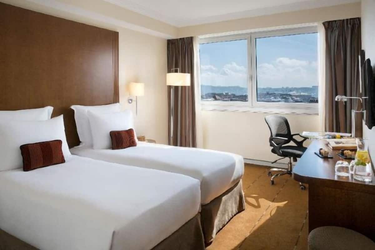 Hypo-allergenic bedding, in-room safe, desk, laptop workspace