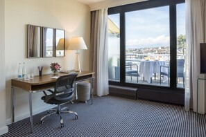 Executive Double Room, Terrace | Hypo-allergenic bedding, in-room safe, desk, laptop workspace