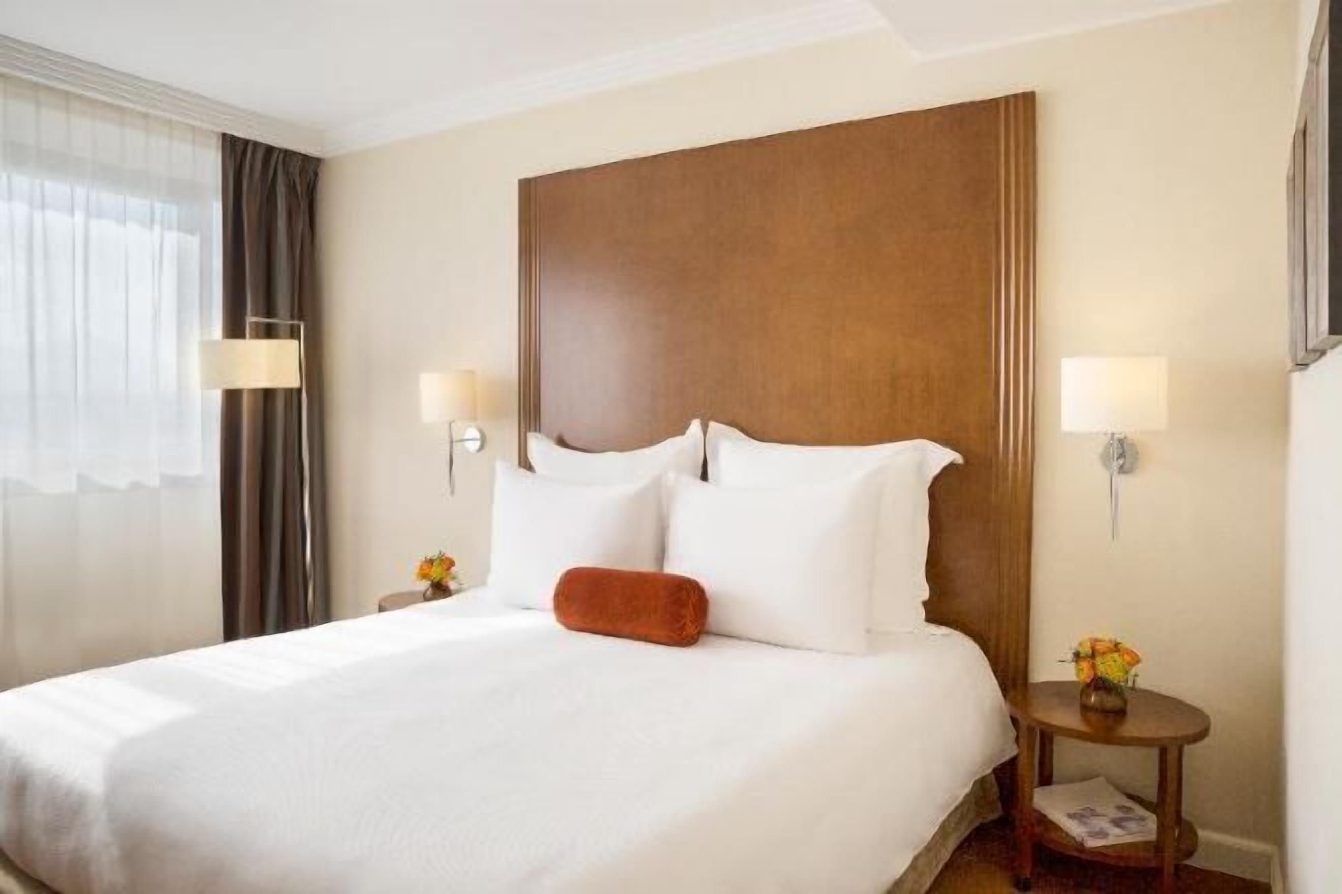 Hypo-allergenic bedding, in-room safe, desk, laptop workspace