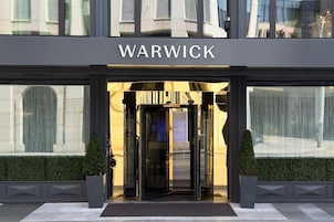 La entrada a un edificio con un cartel que dice 'WARWICK'.