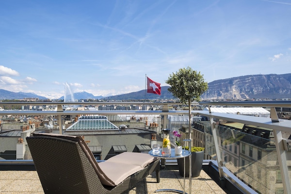 Ropa de cama hipoalergénica y caja de seguridad en la habitación