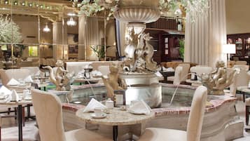 2 restaurants; breakfast served