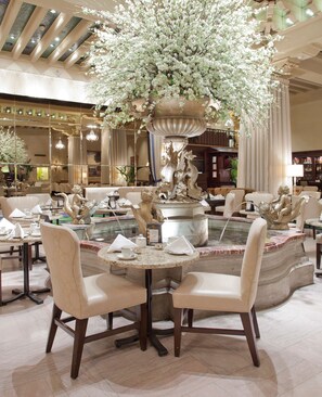 2 restaurants, breakfast served - The Drake (Chicago)