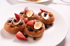 Se ofrece un desayuno completo todos los días (por un coste adicional)