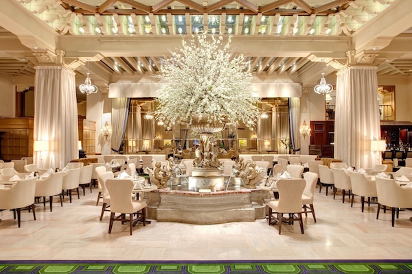 2 か所のレストラン、朝食に営業