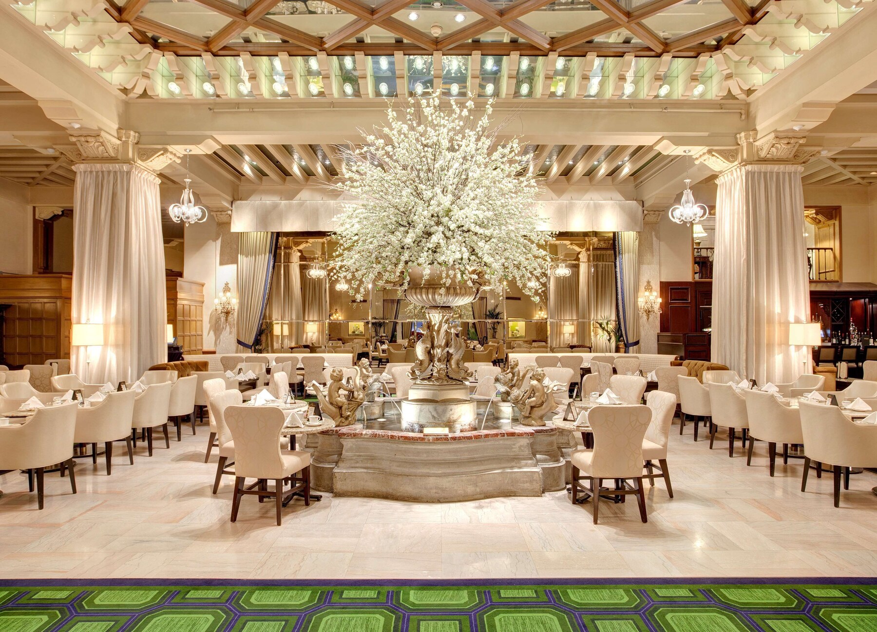 2 restaurants; breakfast served 
