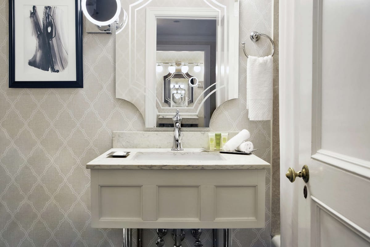 Amenidades de baño gratuitas, secadora de cabello, batas, toallas
