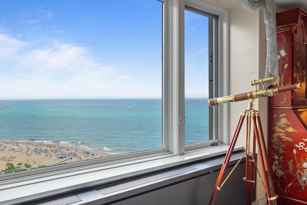 ルーム ベッド (複数台) (The Drake Residence) | リビング エリア | 48 インチの薄型テレビ (ケーブル放送視聴可)、テレビ、有料ムービー