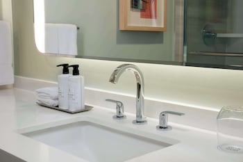 Eco-friendly toiletries, hair dryer, towels at Sonesta Miami Airport