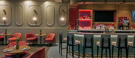 S'hi serveixen esmorzars, dinars i plats de cuina americana