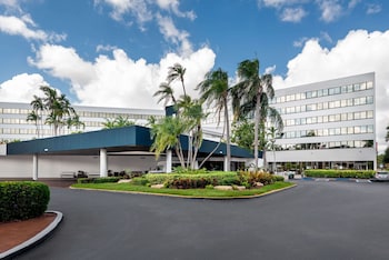 Hotel Exterior at Sonesta Miami Airport