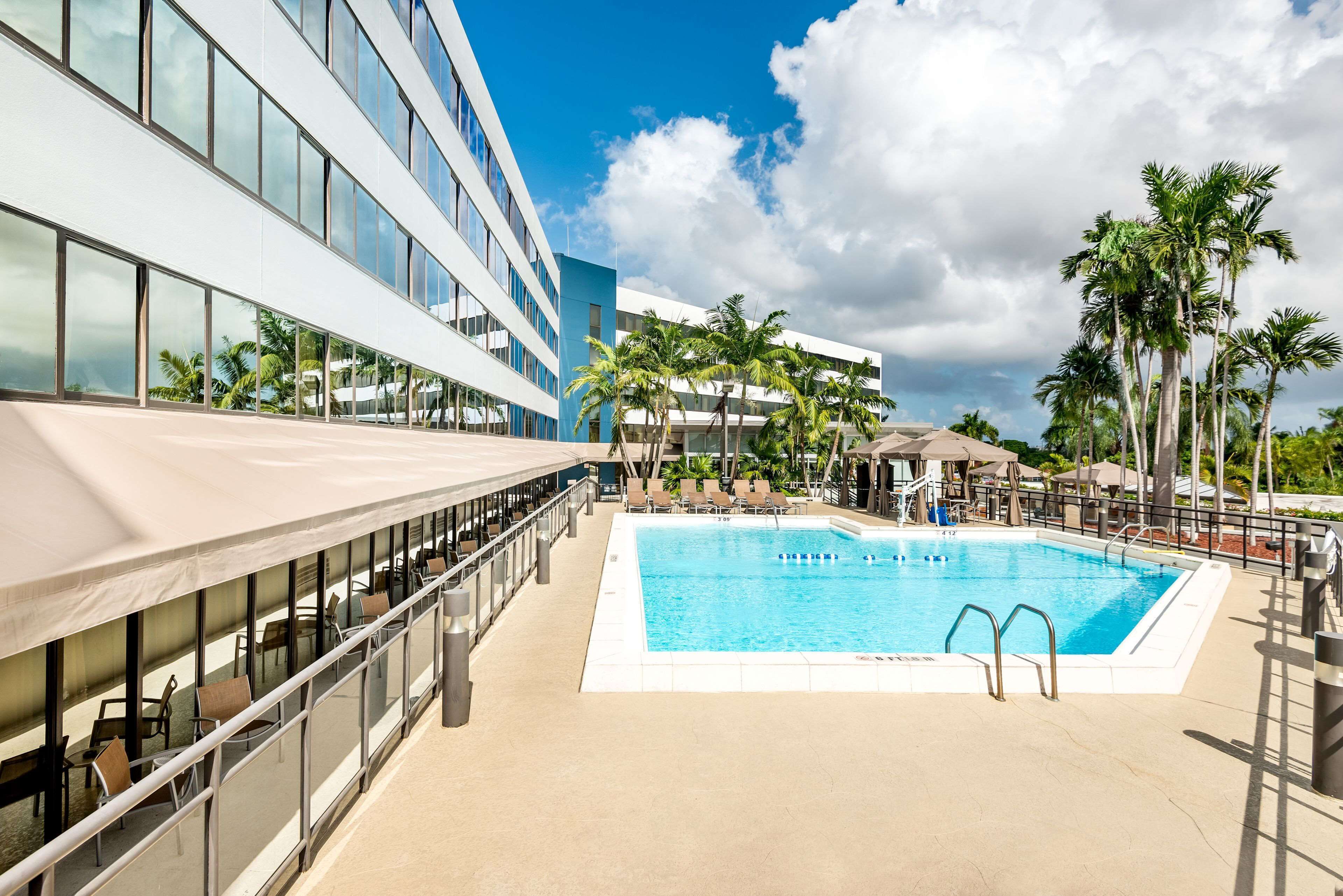Outdoor pool, free cabanas, pool umbrellas