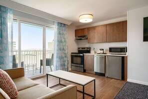Basic-Zimmer, 1 King-Bett, barrierefrei, Badewanne (Mobility & Hearing) | Wohnbereich | 55-Zoll-Flachbildfernseher mit Premium-TV-Sendern, Fernseher