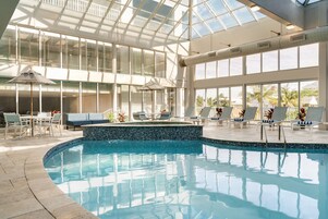 Una piscina techada, 2 piscinas al aire libre, sombrillas