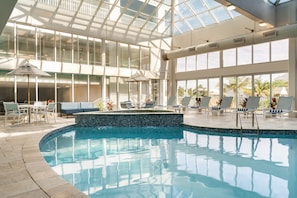 Una piscina techada, 2 piscinas al aire libre, sombrillas