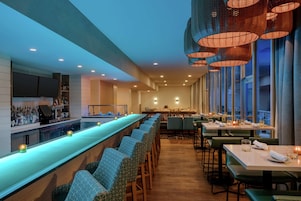 2 restaurantes; se sirven desayunos