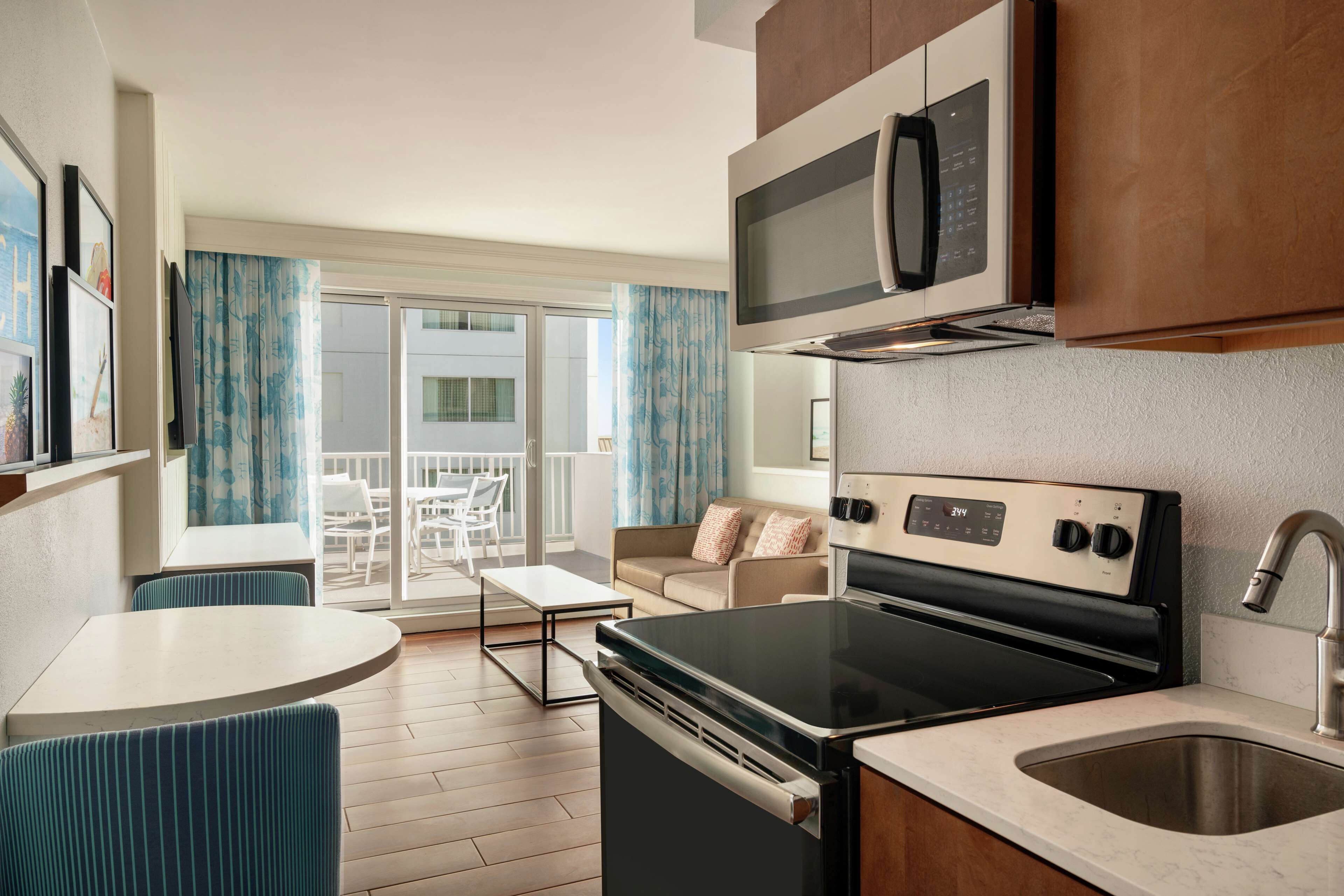 Suite junior, 1 cama de matrimonio grande, balcón, vistas parciales al mar | Caja fuerte, escritorio, espacio para trabajar con un portátil