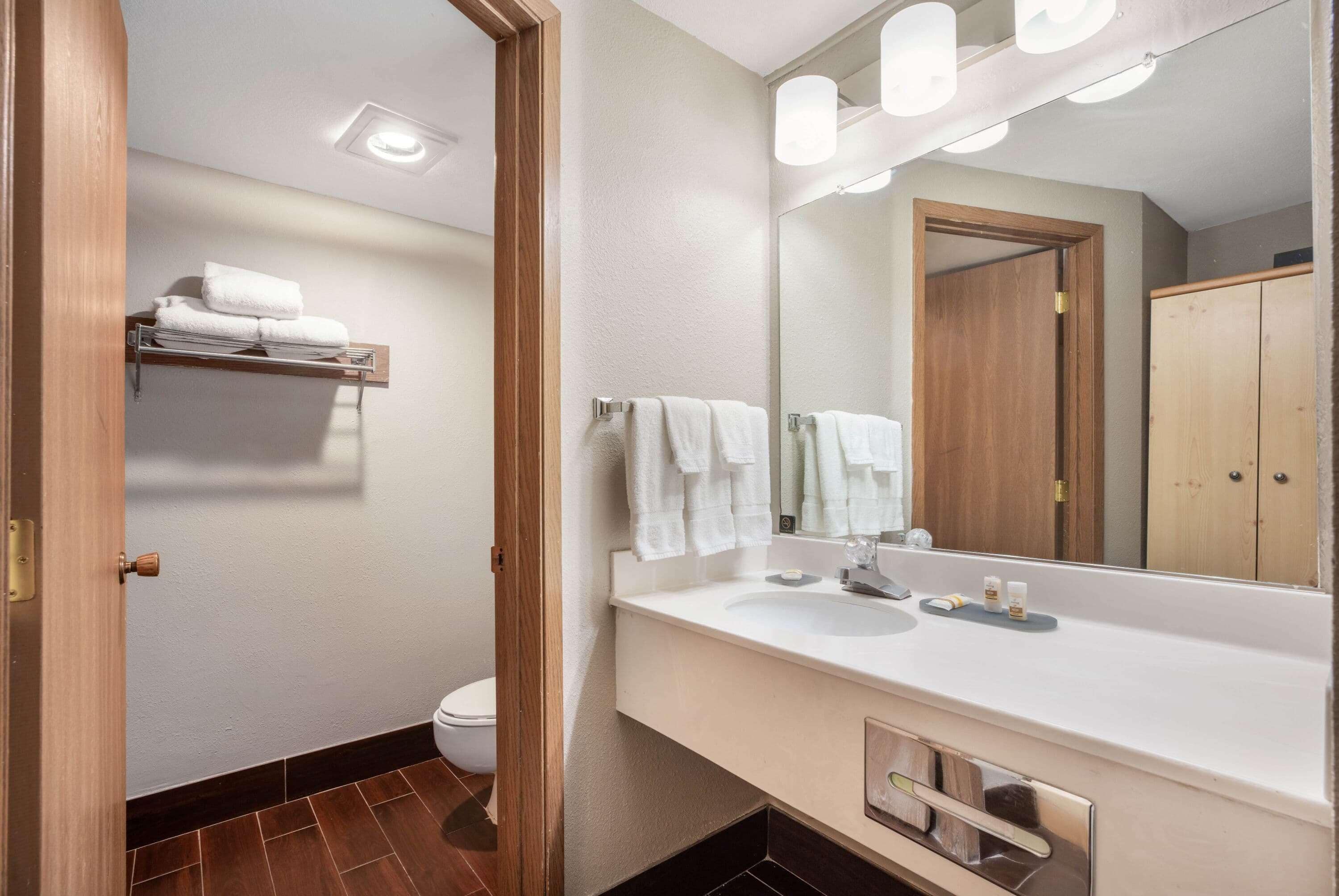 Habitación, 2 camas de matrimonio, no fumadores | Baño | Ducha y bañera combinadas y artículos de higiene personal gratuitos
