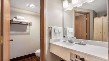 Habitación, 2 camas de matrimonio, no fumadores | Baño | Ducha y bañera combinadas y artículos de higiene personal gratuitos