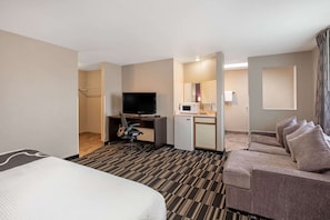 Deluxe Studio Suite, 1 King Bed, Non Smoking | Premium bedding, desk, iron/ironing board, free cribs/infant beds