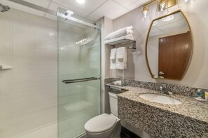 Kamar Standar, 1 Tempat Tidur King dengan tempat tidur Sofa, Bebas Asap Rokok | Seprai premium, meja kerja, dan setrika/meja setrika