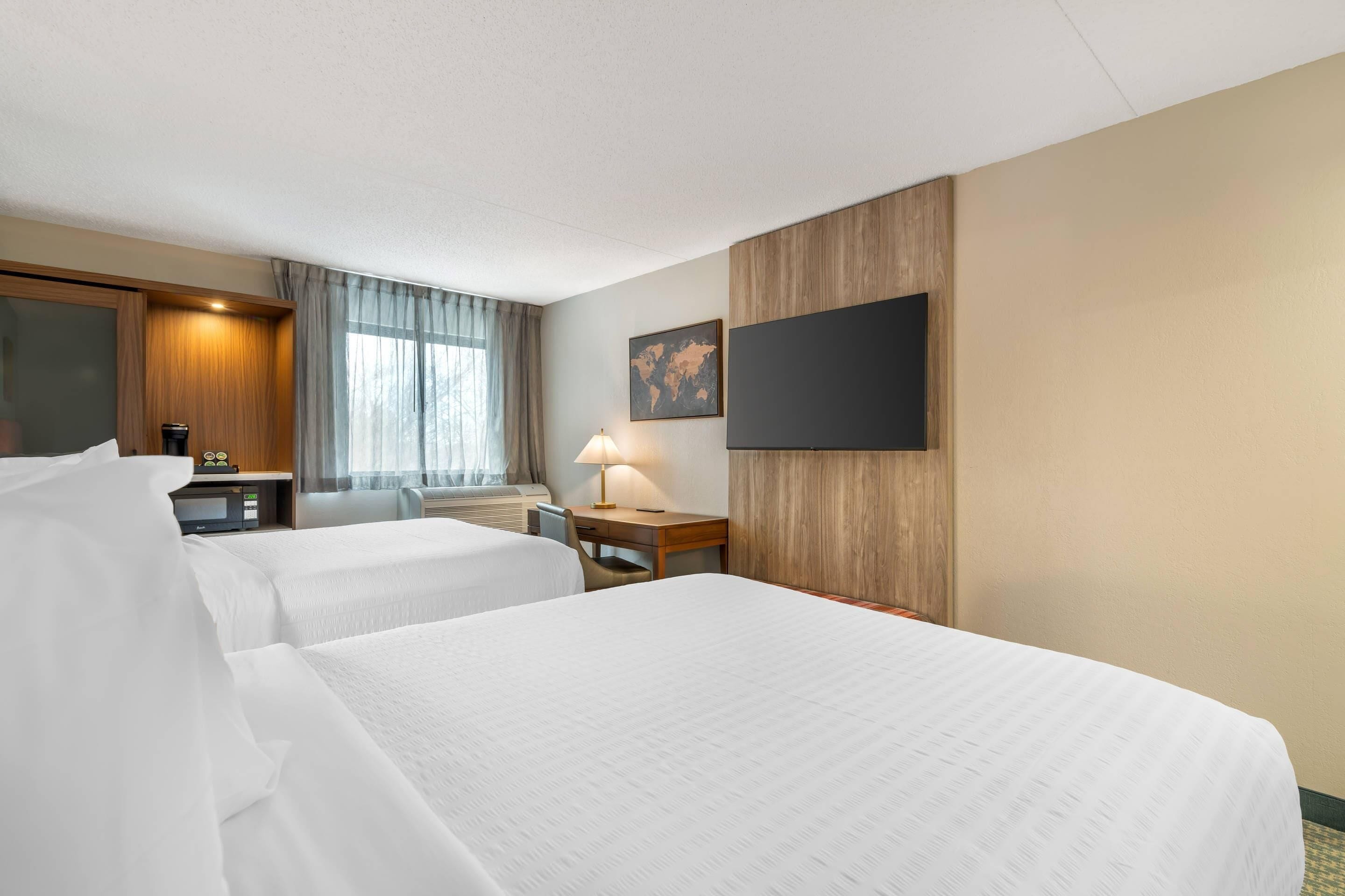 ルーム クイーンベッド 2 台 禁煙 | 高級寝具、デスク、アイロン / アイロン台、ベビーベッド (無料)