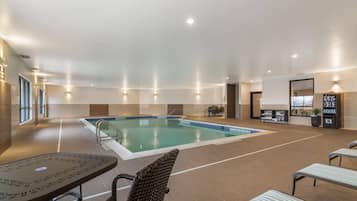 Piscina coperta, con ingresso dalle 09:00 alle 23:00, lettini