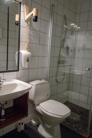 Ein Badezimmer mit Waschbecken, Toilette und Dusche.