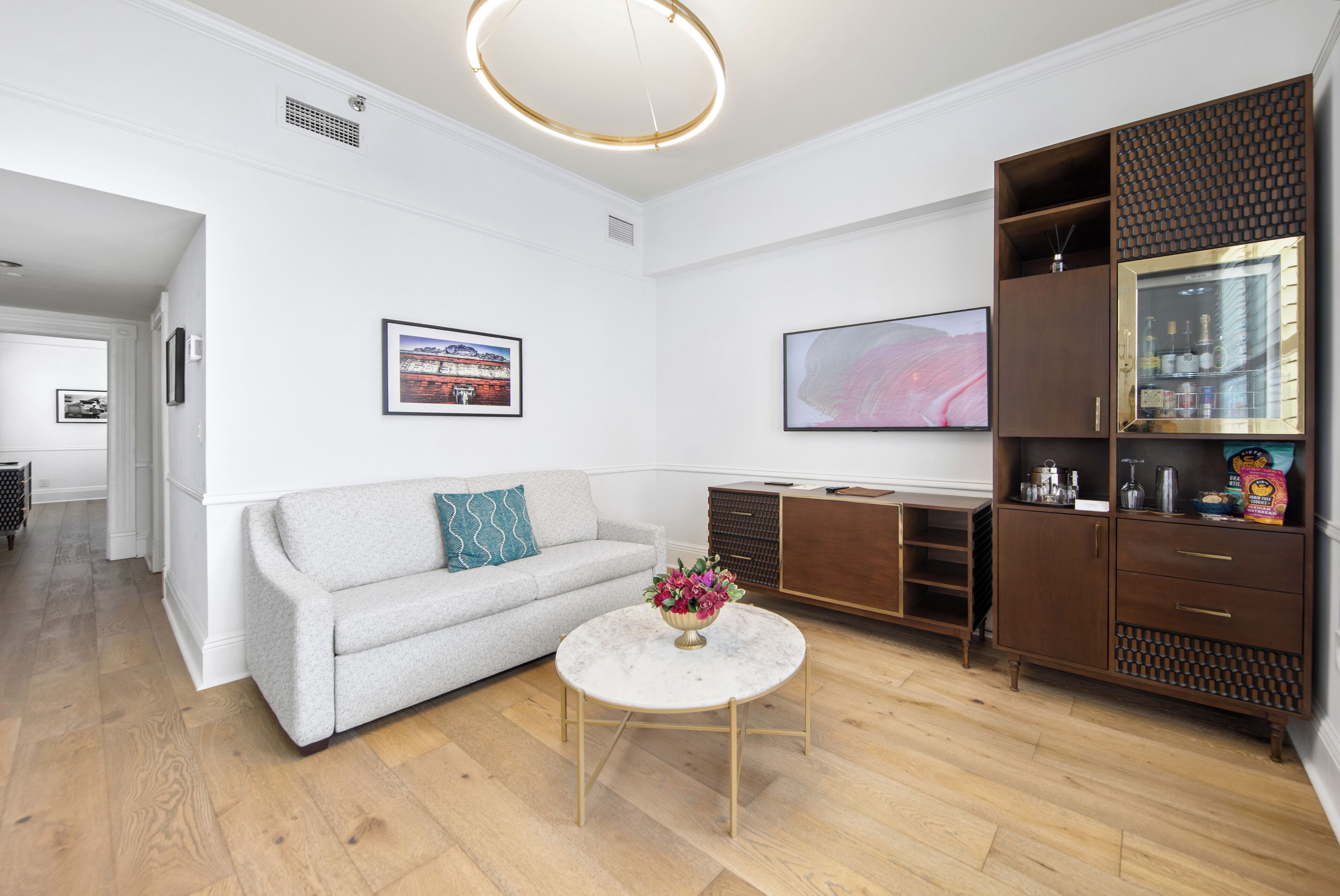 Superior-Suite, Mehrere Betten, Blick auf den Innenhof (1 Bedroom Suite W/ 2 Queens and Sofa) | Wohnbereich