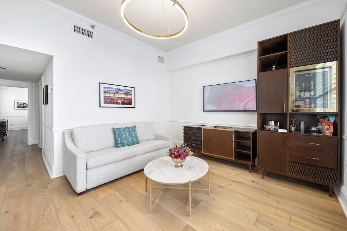 高級套房, 多張床, 庭園景觀 (1 Bedroom Suite W/ 2 Queens and Sofa) | 起居區 | 平面電視