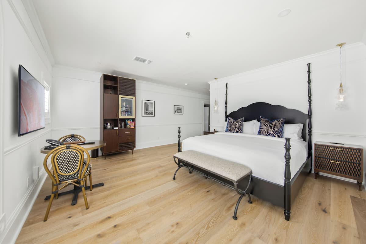 客房, 1 張特大雙人床, 無障礙, 庭園景觀 (1 King Bed Accessible Roll-In Shower) | 埃及棉床單、高級寢具、書桌、筆電工作空間