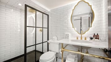 Deluxe Room, 1 Queen Bed (1 Queen Bed Deluxe with Balcony) | Bathroom