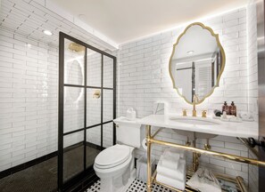 Habitación Deluxe, 1 cama Queen size (1 Queen Bed Deluxe with Balcony) | Baño | Tina con regadera, amenidades de baño de diseñador, secadora de cabello 