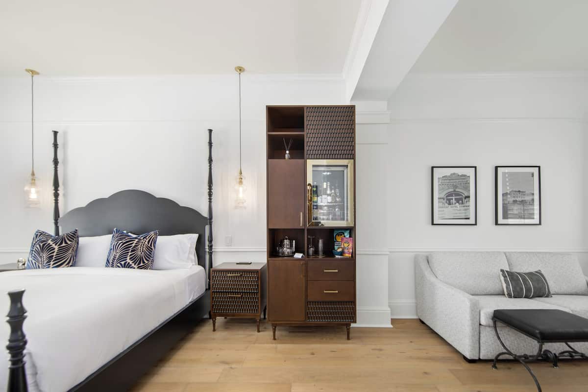豪華客房, 1 張特大雙人床和 1 張沙發床 (1 King Bed Deluxe with Sofa Bed) | 埃及棉床單、高級寢具、書桌、筆電工作空間