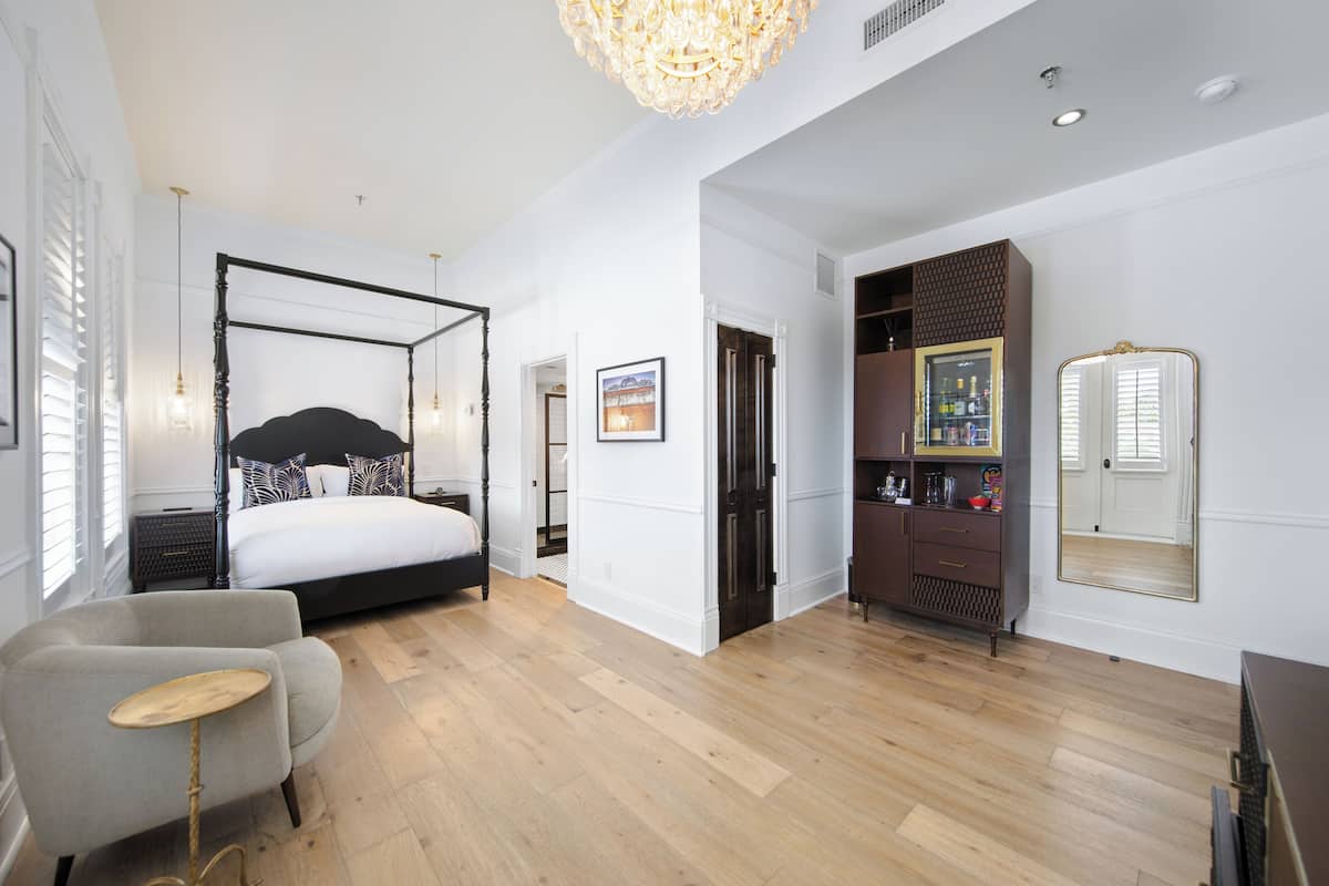 豪華客房, 1 張加大雙人床 (1 Queen Bed Deluxe with Balcony) | 埃及棉床單、高級寢具、書桌、筆電工作空間