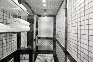 Ensemble baignoire-douche, articles de toilette griffés