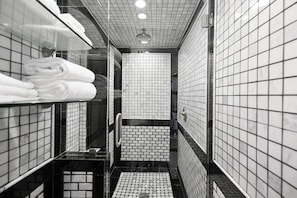 Suihkun ja ammeen yhdistelmä, designer-hygieniatuotteet, hiustenkuivaaja