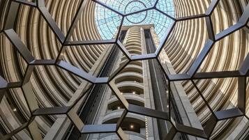 Una estructura arquitectónica moderna con un diseño geométrico y un tragaluz central.