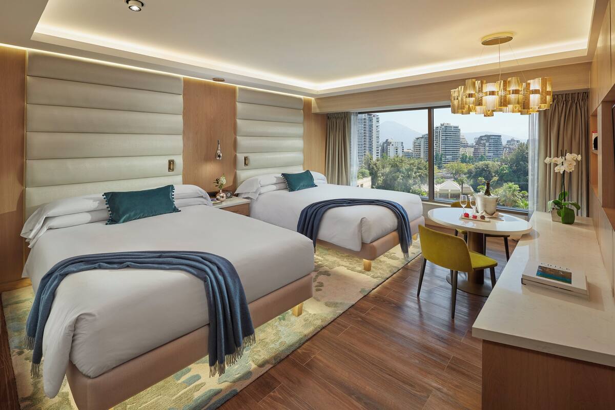 Ropa de cama de alta calidad, cubrecamas y minibar 
