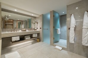 Premium bedding, down comforters, minibar, in-room safe - Mandarin Oriental, Santiago (Santiago)