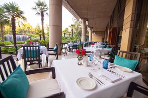 Hi ha 2 restaurants i s'hi serveixen esmorzars; plats de cuina italiana 
