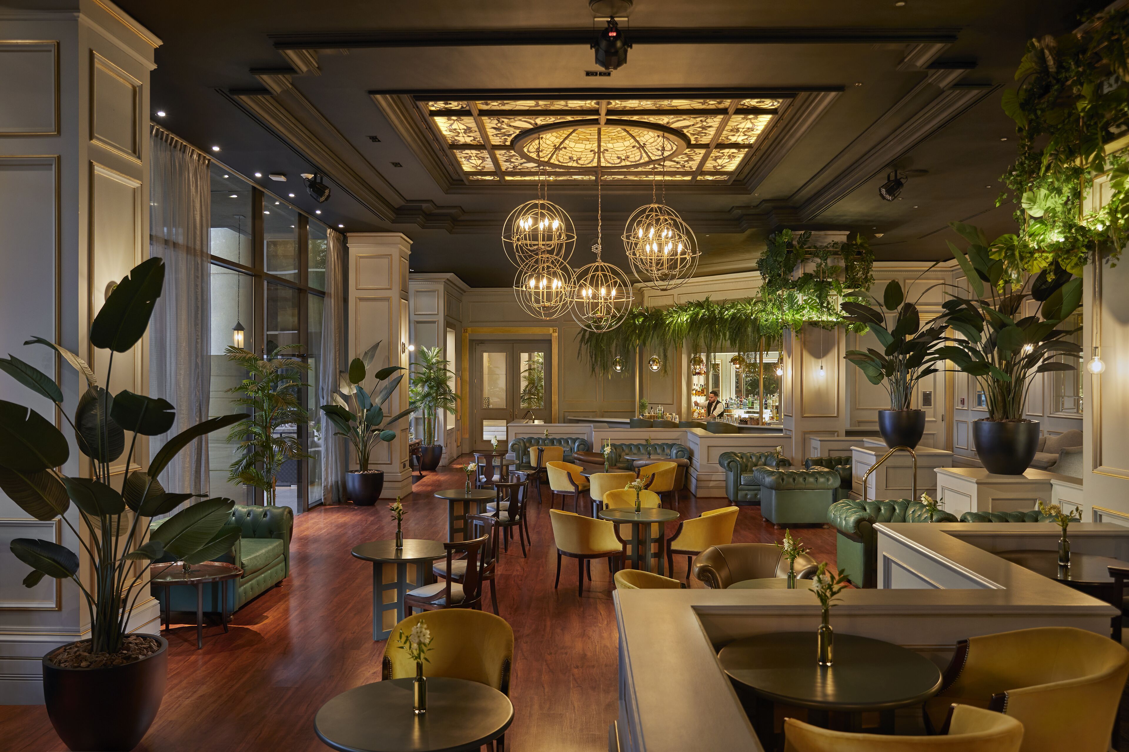 Cocktail bar, pool views, open daily