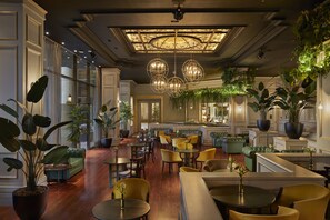 Cocktailbar, Blick auf den Pool, täglich geöffnet