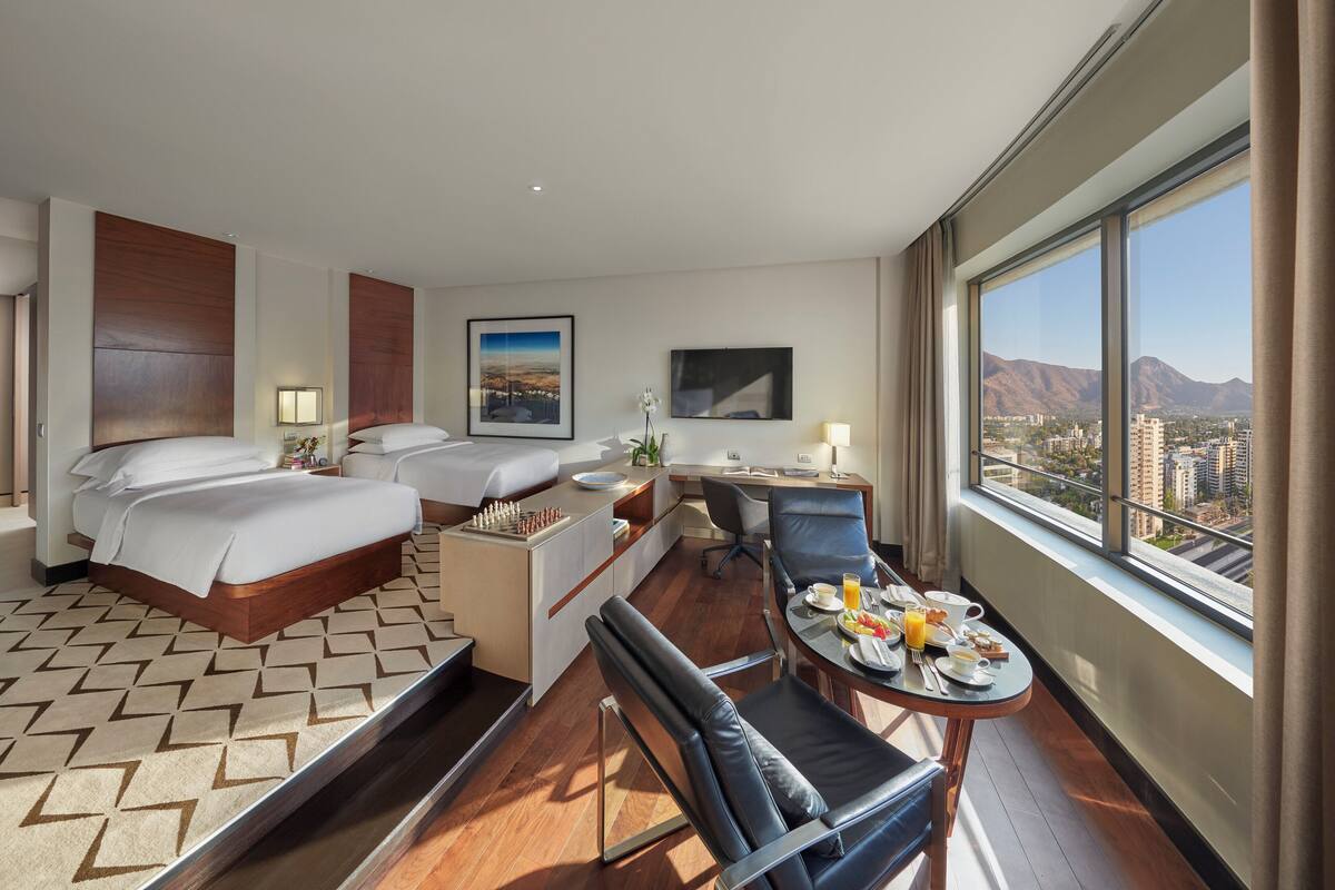 Ropa de cama de alta calidad, cubrecamas y minibar 