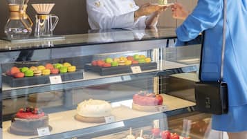 2 restaurants; breakfast, lunch, dinner, and brunch served