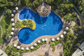 Seasonal outdoor pool, pool umbrellas